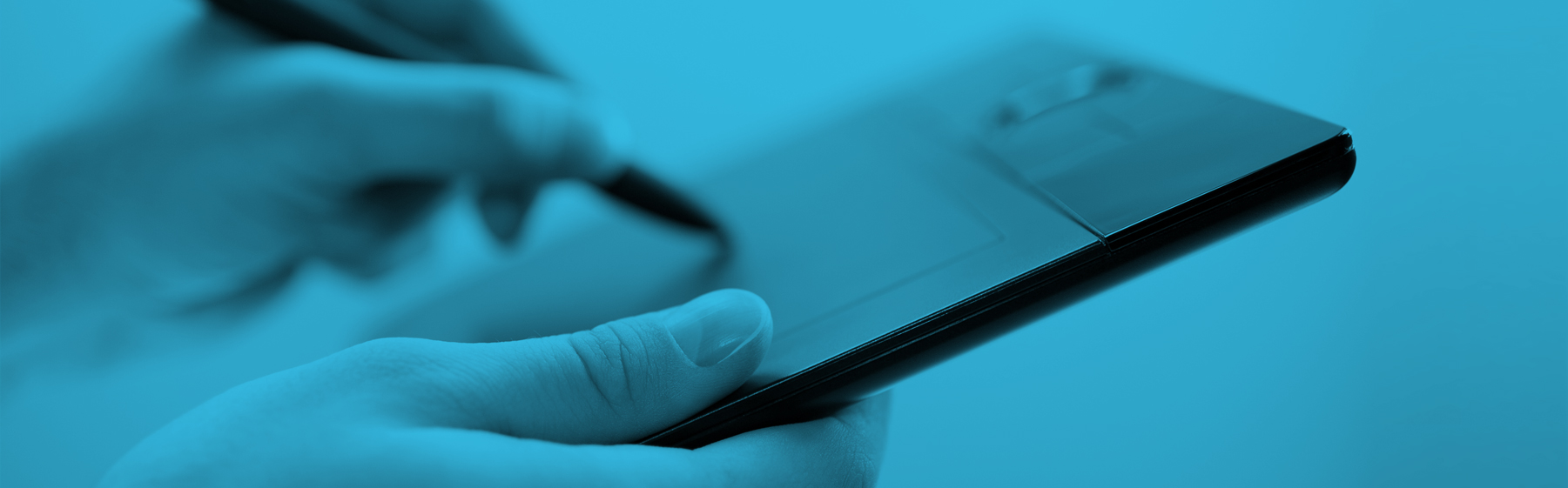 Odontólogo buscando información odontológica y noticias de odontología en páginas de odontología de odontología virtual.