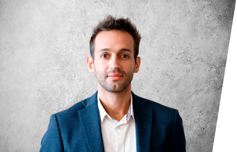 Fotografía que representa al experto Dr. Yassine Maazouz de la plataforma de odontología de Inspiria