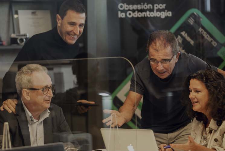 Imagen que muestra como una clínica dental, mediante la consultoría dental, ha conseguido evolucionar y mejorar sus resultados.
